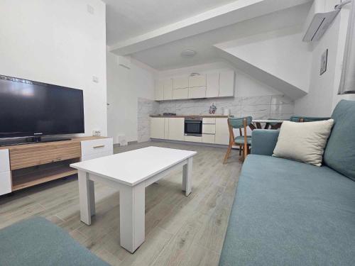斯特鲁米察Happy apartments Strumica的客厅配有沙发和桌子