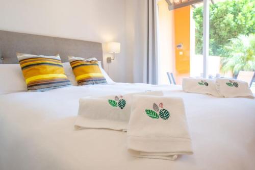 AroeiraCasa do Jardim- Aroeira的一间卧室配有两张白色床和毛巾