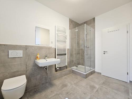 杜伊斯堡RAJ Living - 3 Zimmer Wohnung - 25 Min zur Messe DUS的浴室配有卫生间、盥洗盆和淋浴。