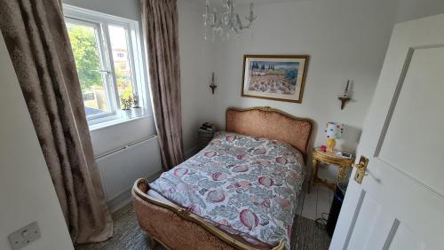 布里斯托Room in Bristol的一间带床的卧室,位于带窗户的房间内