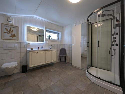 特罗姆瑟Sea & Mountain View Apartment Tromsø的带淋浴、卫生间和盥洗盆的浴室