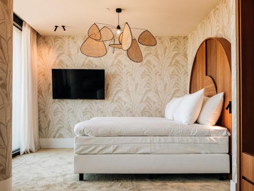 贝斯特Van der Valk Hotel Eindhoven-Best的一间卧室配有一张床和一台平面电视