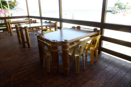 Lapu Lapu CityThe Beach Park Hadsan的窗户客房内的桌椅