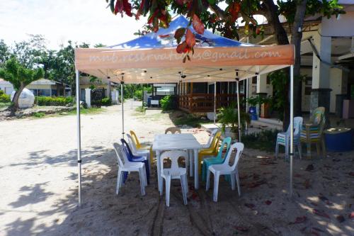Lapu Lapu CityThe Beach Park Hadsan的白色遮阳伞下的桌椅