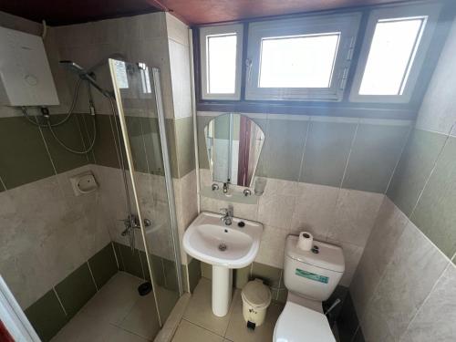 凯里尼亚Nostalgia Boutique Hotel Girne的一间带卫生间和水槽的浴室