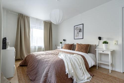 斯德哥尔摩Sodermalm Hideaway Haven的一间卧室配有一张床铺,床上有毯子