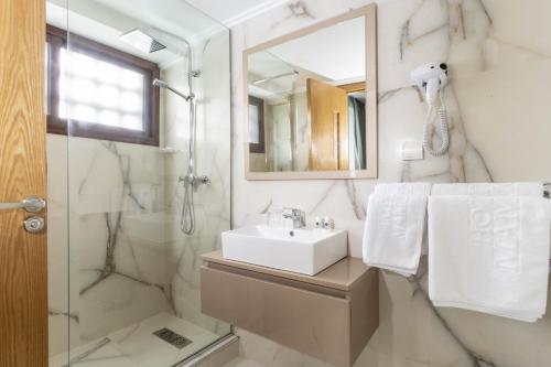 盖尼特拉Hotel Mamora Kénitra的一间带水槽和淋浴的浴室