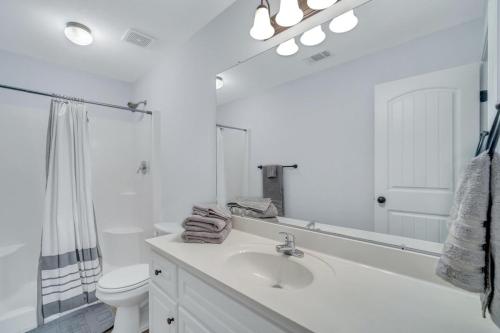 斯泰茨伯勒GATA Suite - Quiet neighborhood 10 minutes to GSU的白色的浴室设有水槽和卫生间。