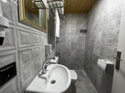 乌宗Bavul Suite的一间带水槽和卫生间的浴室