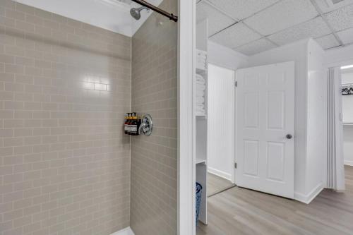 斯泰茨伯勒Eagle's Nest - Upscale Loft Downtown Close to GSU的浴室设有白色瓷砖墙壁和白色门