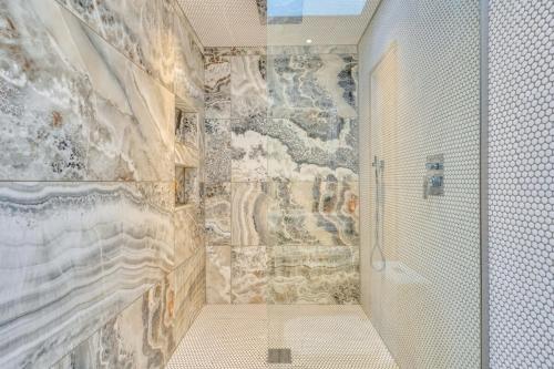 斯泰茨伯勒The Grey - Large Eclectic and Quiet Home的带淋浴的浴室和石墙