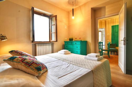 MugnanoCasa Eufemia Cozy Apartments的一间卧室配有一张大床和绿色梳妆台