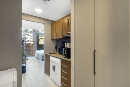 迪拜Silkhaus comfy furnished studio in the heart of DIFC的一间厨房,在房间内配有洗衣机和烘干机