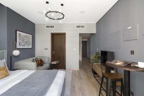 迪拜Silkhaus comfy furnished studio in the heart of DIFC的一间卧室设有一张床和一间客厅。