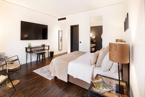 柏林柏林文美斯特尔酒店 - 仅限成人的白色卧室配有床和书桌