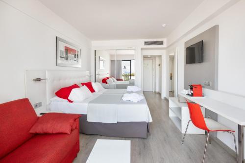 美洲海滩Alexandre Hotel Gala的一间卧室配有一张大床和一张红色的沙发