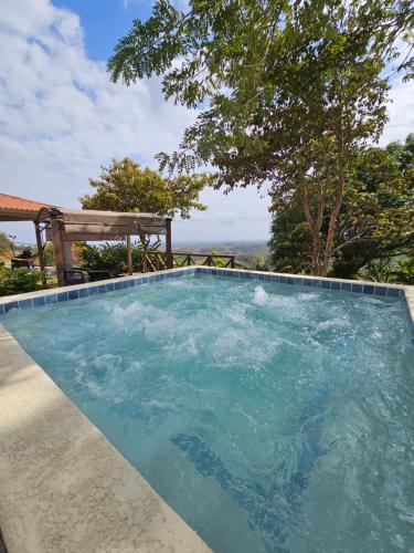 圣卡洛斯Casa Neblinas的蓝色的游泳池和长凳