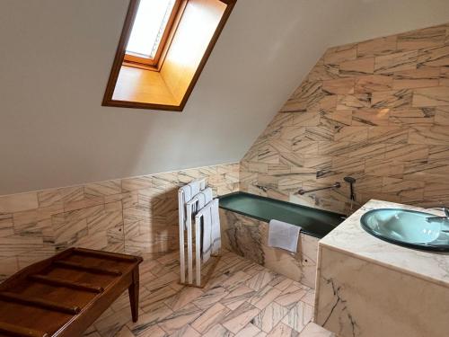 Curtil-VergyHotel Le Manasses的一间带水槽和木桌的浴室
