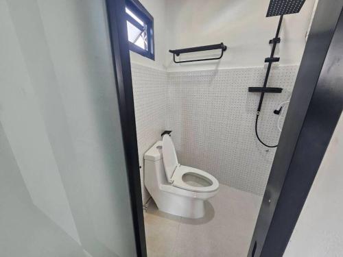 南邦52PrivateHouse的一间带白色卫生间的浴室和窗户。
