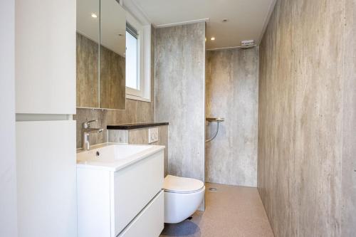 福尔特赫伊曾Familiepark TOP Vredeoord的浴室配有白色水槽和卫生间。
