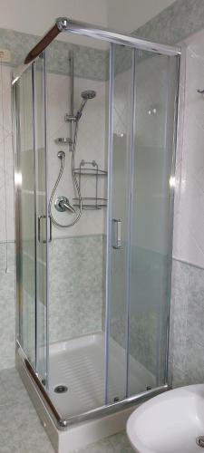 LuniAppartamento per Vacanze Domus Lunae的浴室里设有玻璃门淋浴