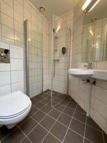 奥斯陆P酒店的一间带卫生间和水槽的浴室