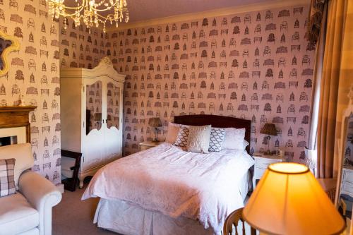 布由德利Kateshill House Bed & Breakfast的一间卧室配有一张床和一个吊灯