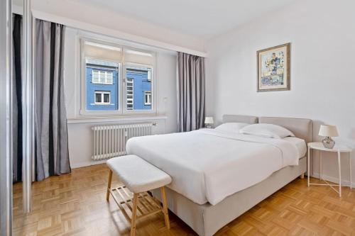 卢森堡Stylish 2BR Apt in Limpertsberg, Near City Center的白色的卧室设有一张大床和一个窗户