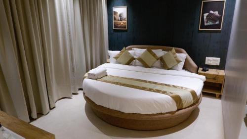 孟买HOTEL AMBER PARAMOUNT的一间卧室,卧室内配有一张大床