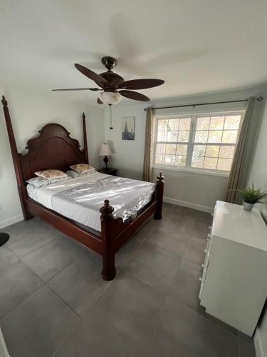 弗利盖特湾Cozzy Apartment on the Caribbean side-Frigate Bay的一间卧室配有一张床和吊扇