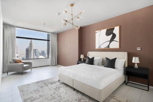 迪拜Silkhaus contemporary 1BDR with Downtown view in DIFC的卧室设有白色的床和大窗户
