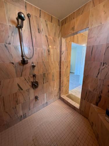 弗利盖特湾Cozzy Apartment on the Caribbean side-Frigate Bay的带淋浴的浴室,铺有瓷砖地板。