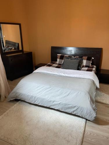 Ez Zahracosy Furnished appartment的卧室配有一张带白色床单和枕头的大床。