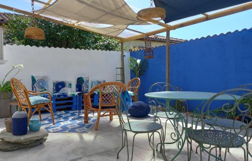勒帕萨吉La terrasse Majorelle.的一个带桌椅的庭院和蓝色的墙壁