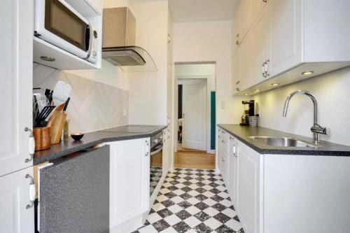 奥胡斯Cozy appartment for 2 in Aarhus的厨房配有水槽和台面