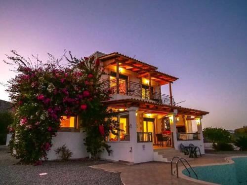 卡拉索斯Villa Lindos Star in Rodos with Private pool的带阳台和游泳池的度假屋