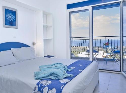 卡拉索斯Villa Lindos Star in Rodos with Private pool的一间卧室设有一张床和一个美景阳台