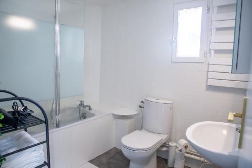 Moussy-le-NeufLe Neptune : Proche Roissy CDG - Paris - Astérix的白色的浴室设有卫生间和水槽。