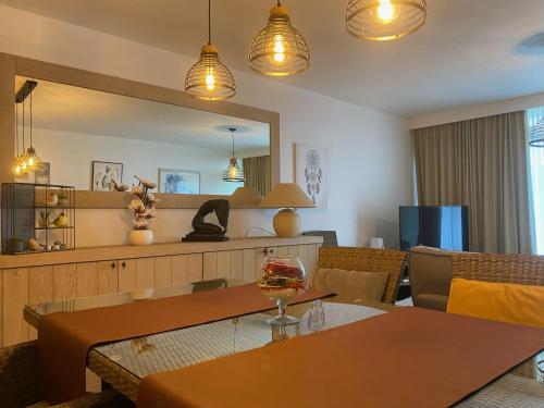 布列登Apartment Residentie Astrid-7 by Interhome的一间用餐室,配有一张桌子和一杯葡萄酒