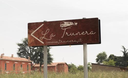 亚历山德里亚La Trunera Guest House的建筑前的拉夫米塔标志