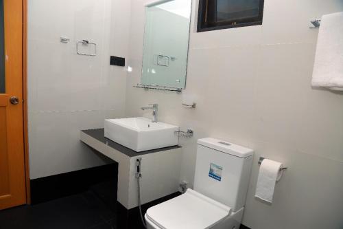 阿杭格默Charly breeze的白色的浴室设有水槽和卫生间。