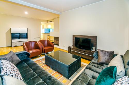 巴库SEA VIEW HOTEL APART的带沙发和电视的客厅