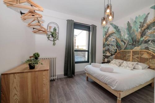 克莱蒙费朗VILLE ET VOLCANS - Maison 9 couchages avec garage et extérieur的卧室配有一张带热带壁画的床铺。