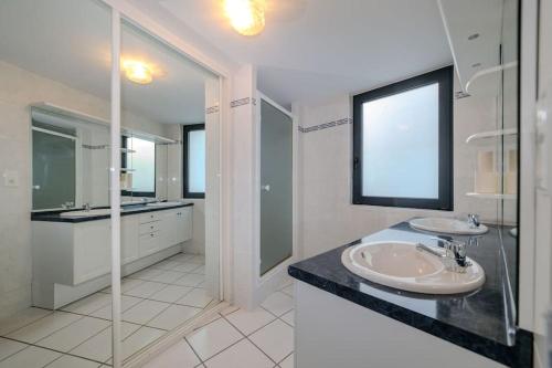 克莱蒙费朗VILLE ET VOLCANS - Maison 9 couchages avec garage et extérieur的一间带两个盥洗盆和大镜子的浴室