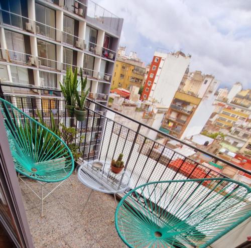 布宜诺斯艾利斯Centro de Buenos Aires的市景阳台配有2把椅子