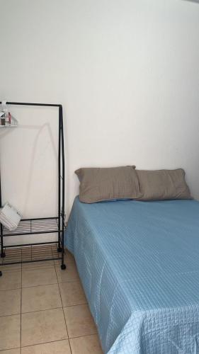 圣安娜Santa ana casa的一间卧室配有一张带蓝色棉被的床