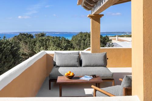 Es ArenalsDunas de Formentera的阳台的天井配有沙发和桌子
