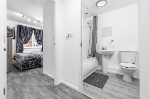 提普顿Stunning 2-Bed Apartment in Tipton Sleeps 3的浴室配有卫生间、盥洗盆和浴缸。