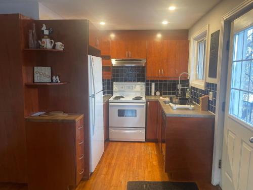 拉瓦尔Appartement près du Métro的厨房配有白色炉灶和冰箱。
