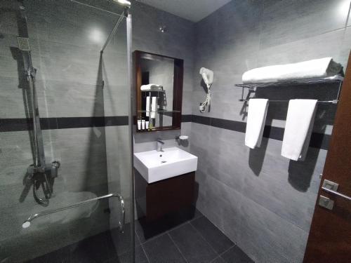 吉达Karam Al Diyafa Hotel的一间带水槽和淋浴的浴室